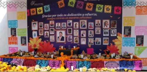 SEP dedicada ofrenda a los trabajadores de la educación fallecidos este año