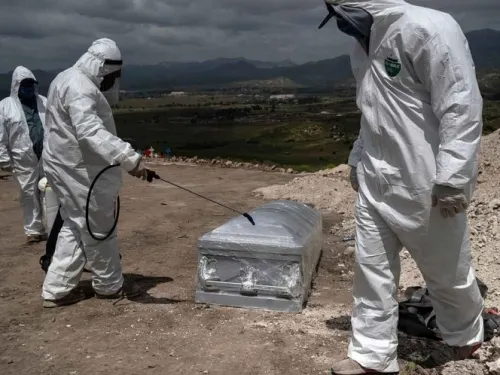 Cuidadosos protocolos en sepelios por Covid-19 en Tijuana