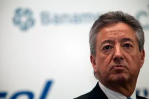 Renuncia Medina Mora a la presidencia de Banamex