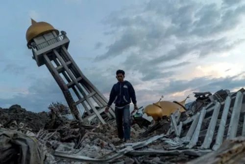 A seis días de sismo en Indonesia, detectan signos de vida bajo ruinas