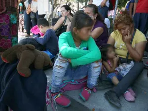 Interceptan tractocamión con 108 migrantes indocumentados