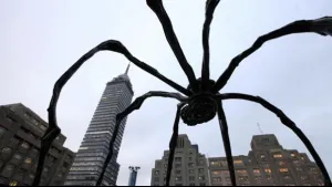 Araña gigante en la explanada de Bellas Artes