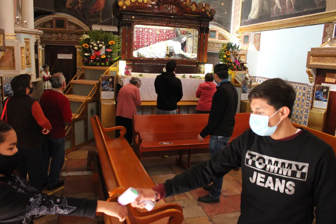 Pandemia no detiene devoción poblana: recuerdan procesión en línea; fieles visitan templos