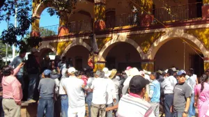 Habitantes de Quimixtlán persiguen a ladrones y linchan a uno