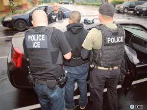 Arrestan a decenas de mexicanos en redadas