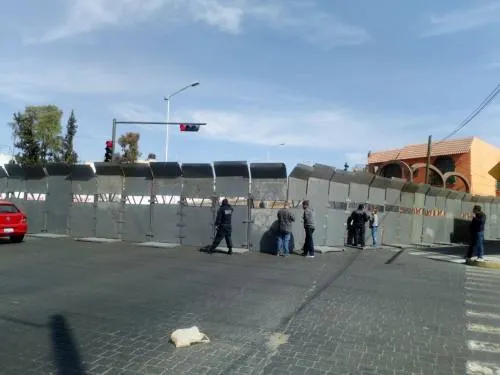 Con vallas metálicas cerraron la calzada Ignacio Zaragoza para el informe de Gali