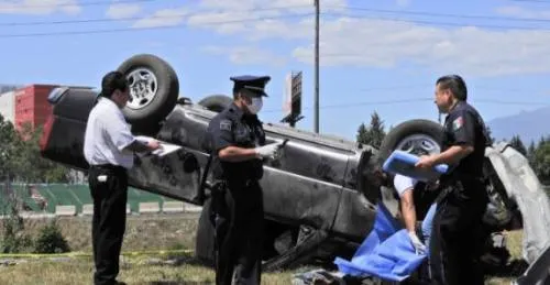 Muere hombre tras volcar su camioneta sobre Periférico