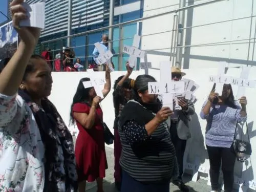Mujeres colocaron 110 cruces blancas que representan los feminicidios en Puebla