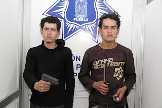 Estatales aseguran a sujetos, presuntamente, por robo en casa