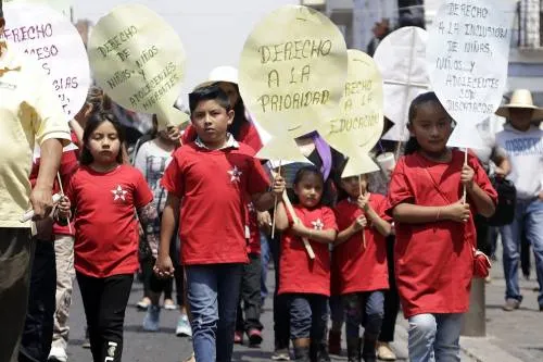 Marcharon niños y padres de la 28 de octubre para exigir respeto a los derechos infantiles