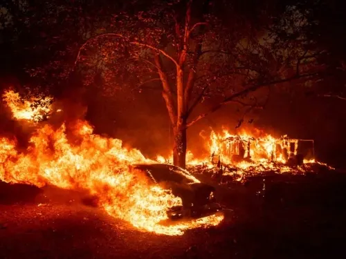 Fuertes incendios provocan desalojo de vecinos en California
