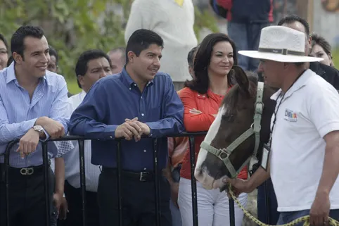 Ayuntamiento y SMDIF colocan primera piedra del Centro Municipal de Equinoterapia