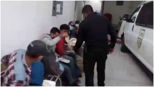 Rescatan a 26 migrantes que fueron abandonados en caja de tráiler en Chiapas