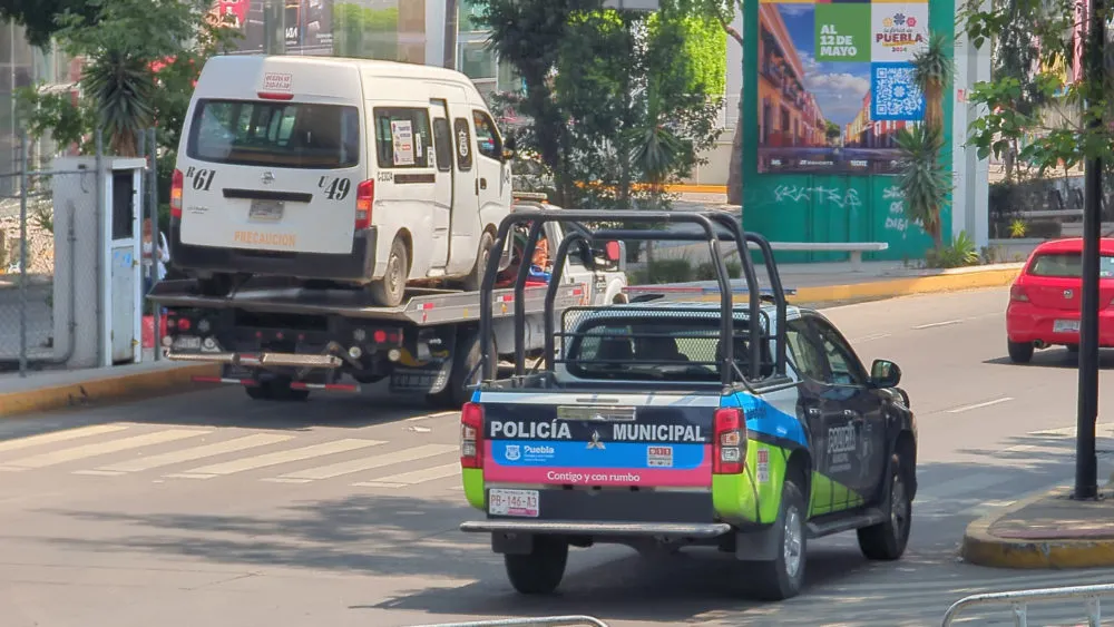 Combi de transporte público arrebata la vida a una mujer en la capital poblana
