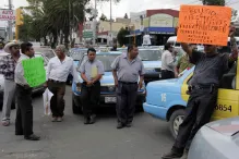 Taxistas se manifiestan en la ST contra taxis piratas de Tehuitzingo