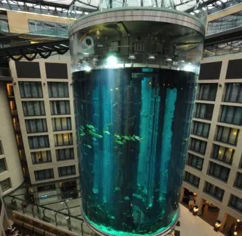 Estalló AquaDom, el acuario cilíndrico más grande del mundo