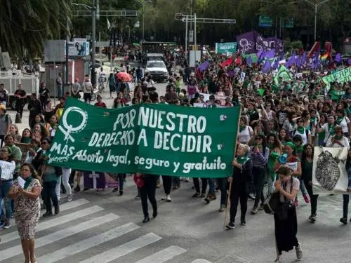 Aborto no es tema prioritario, coinciden López Obrador y Monreal