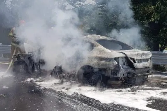 Movilización en Calpan tras hallazgo de cadáver calcinado en auto de lujo