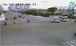 Pequeño sortea el tráfico con su moto de juguete (VIDEO)