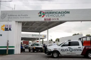 Hombres armados asaltan con violencia verificentro de El Refugio; huyen con 250 mil pesos