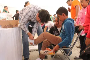 Entregan tenis, mochilas y útiles a estudiantes de San Pedro Cholula
