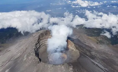 Registran imagenes de explosión del Popocatépetl en sobrevuelo