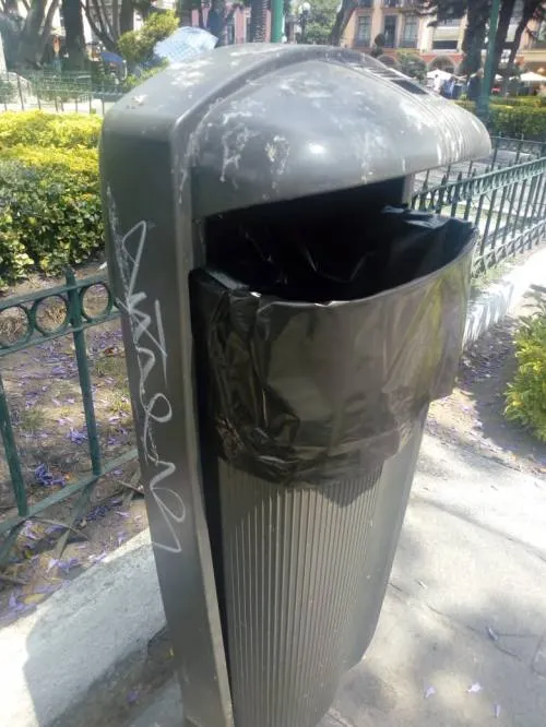 Rivera pide eliminar bolsas de plástico, pero botes papeleros las tienen