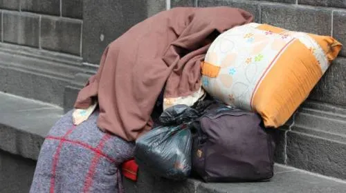 Centroamericanos y jóvenes que buscan trabajo duermen en las calles del CH