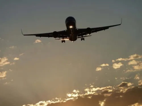 Turbulencia en avión deja 14 heridos; el techo se dobló