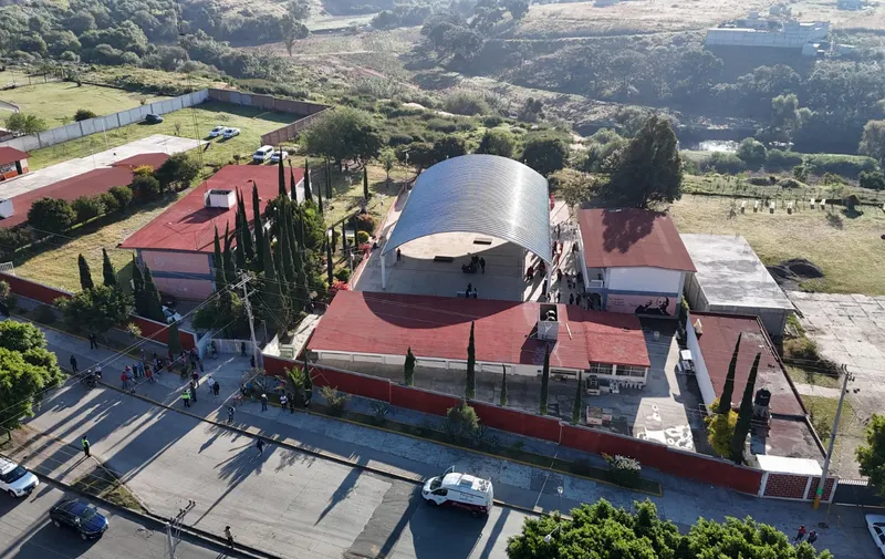 Combate Gobierno de Puebla rezago educativo; entrega techados y aulas en la capital