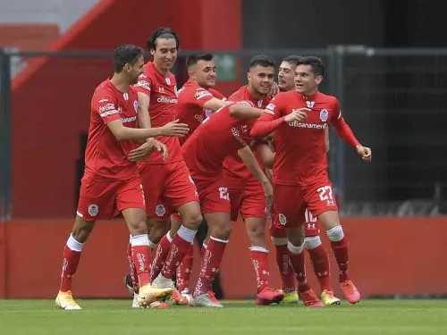 Toluca lleva a Chivas al infierno y toma el liderato