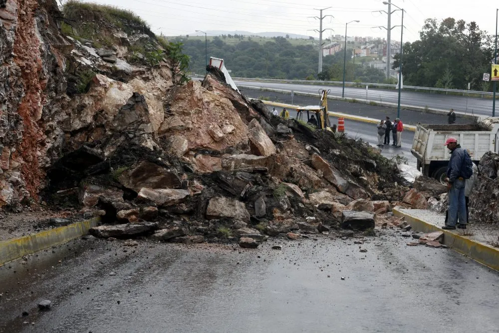 Puebla, Pue. 21-08-2012-
Policia vial del estado abanderó a la maquinaria que realizaba el retiro de piedras el periférico a la altura del fraccionamiento Bosques de la Montaña donde se registró un deslave que bloqueó la entrada a las viviendas.
Foto.-Pablo Spencer/ESimagen.com.mx !!