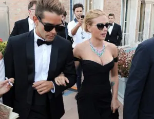 Scarlett Johansson muestra escote intrépido durante premier