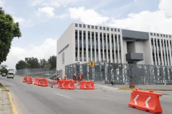 Instalan topes frente al Congreso de Puebla en Calzada Zaragoza; automovilistas piden retirarlos