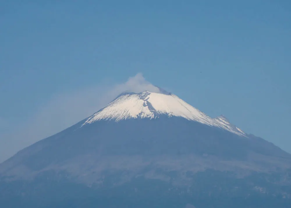El Popocatépetl amanece ligeramente cubierto de nieve tras intensas lluvias