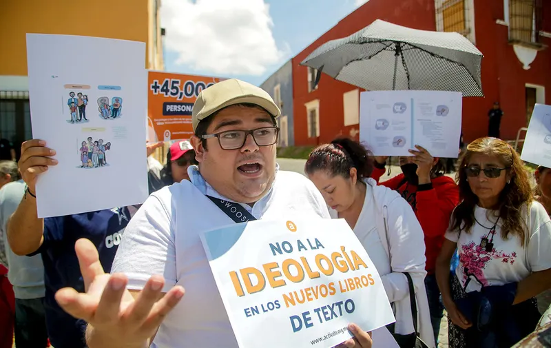 manif-libros-texto-gratuitos-frente-nacional-por-la-familia-casa-aguayo