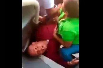 Exhiben en redes supuesta agresión de policías estatales de Puebla contra chofer de bus turístico