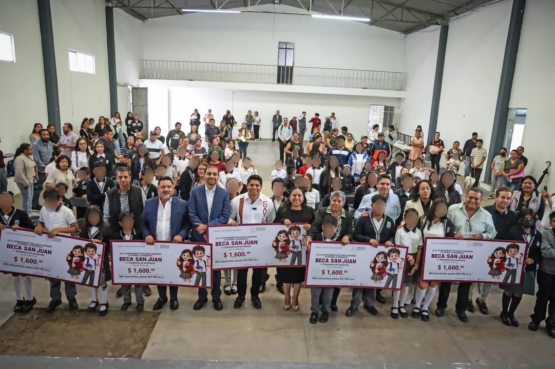 Cuautlancingo reconoce a 63 estudiantes con promedio de 10 y entrega Becas San Juan
