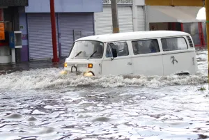 Lluvia deja apagones, árboles caídos y autos varados