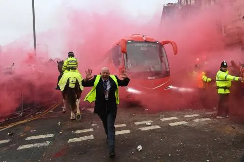 UEFA abre investigación tras ataque al autobús del Manchester City en Liverpool