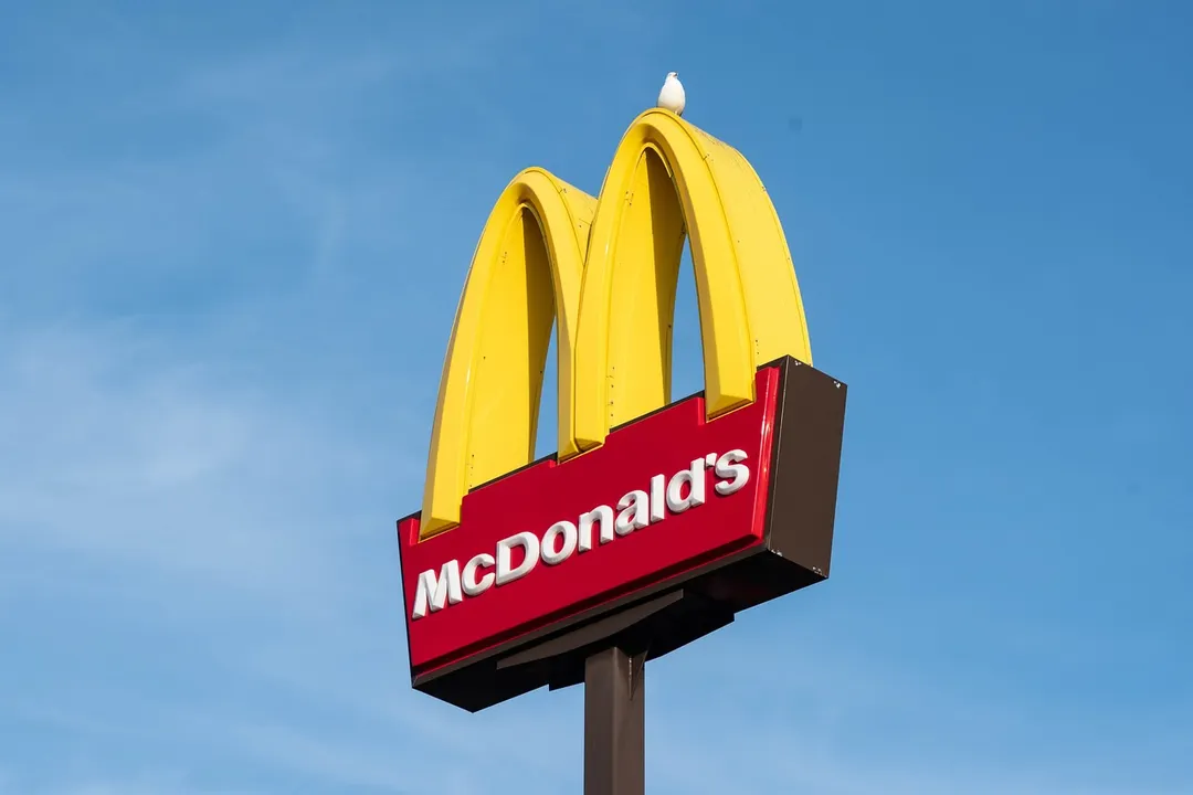 Brote de E. coli en McDonald’s: un muerto y 10 hospitalizados tras consumir hamburguesas