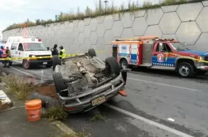 Un muerto deja auto volcado en Recta a Cholula
