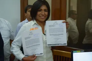 Roxana Luna presenta iniciativa de beca salario para estudiantes