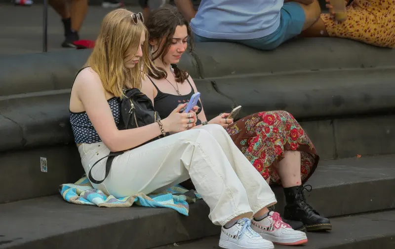 México lidera el consumo de pantallas en el mundo: jóvenes pasan más de 7 horas diarias en el celular