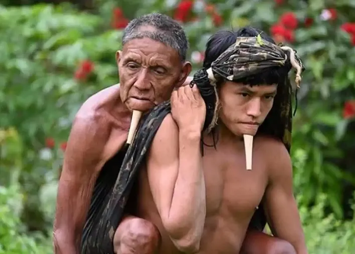 Tawy cruzó la selva de Brasil por 6 horas para vacunar a su padre