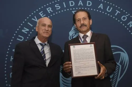 Rector Alfonso Esparza recibe Medalla Conmemorativa “50 Aniversario de la Universidad de Camagüey”