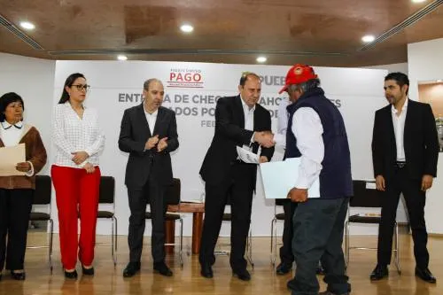 Gobierno estatal entrega cheques a ahorradores defraudados