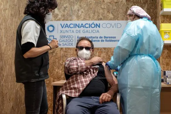 España frena vacunación con AstraZeneca a personas menores a 60 años