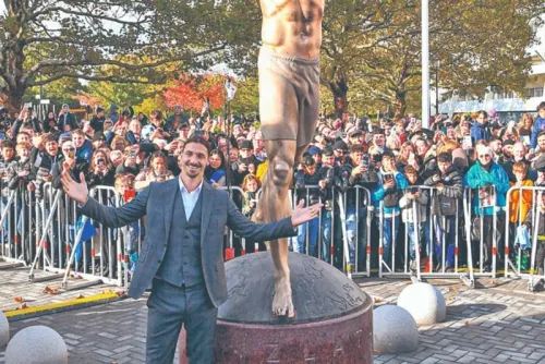 Derriban estatua de Zlatan Ibrahimovic en Malmo, Suecia, su ciudad natal