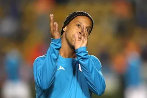 Sigue novela de Ronaldinho; esperan su llegada el 26 de diciembre